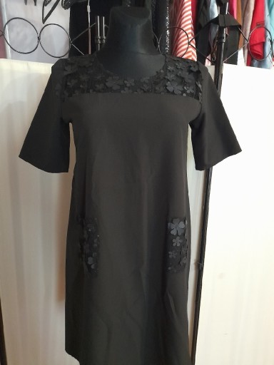 Zdjęcie oferty: Sukienka czarna w literkę A kwiatki 
