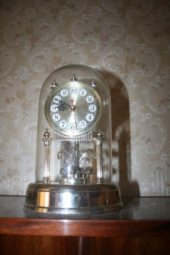 Zdjęcie oferty: zegar PRL stojący kominkowy pozłacany z kloszem