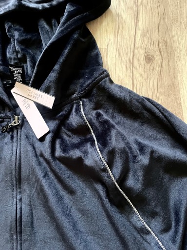 Zdjęcie oferty: Czarna bluza welur kaptur Victoria’s Secret 