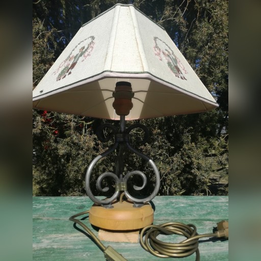 Zdjęcie oferty: Lampa z haftowanym kloszem