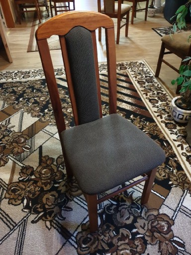 Zdjęcie oferty: Krzesła drewniane z czarnym obszyciem