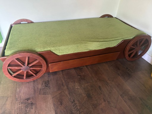 Zdjęcie oferty: Łóżko drewniane (lite drewno) w kształcie wozu młodzieżowe / dziecięce