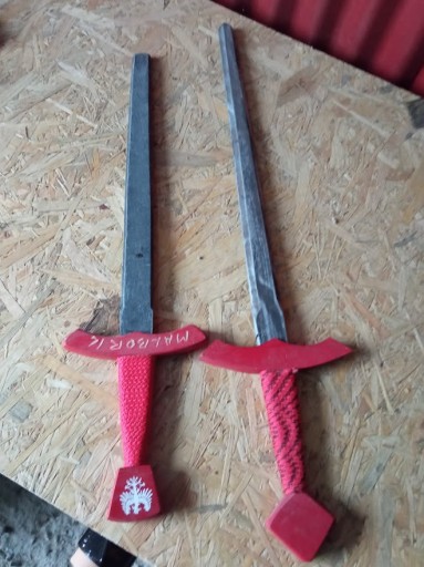 Zdjęcie oferty: Dwa drewniane miecze