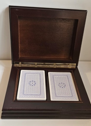 Zdjęcie oferty: Solidna drewniana szkatułka z kartami ładna 