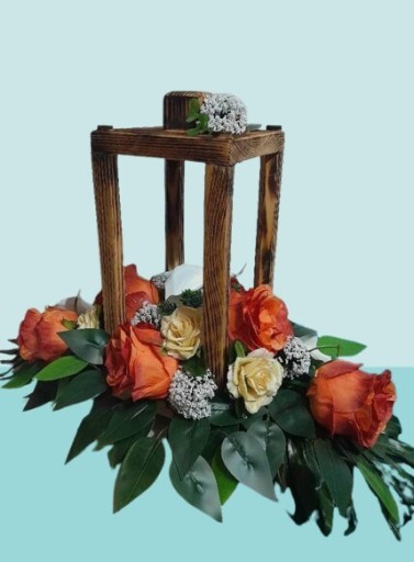 Zdjęcie oferty: Kwiaty sztuczne w drewnianej latarni 
