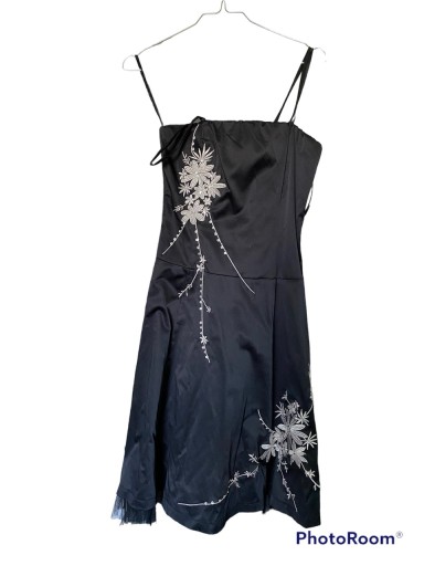 Zdjęcie oferty: Sukienka czarna z haftowanym wzorem