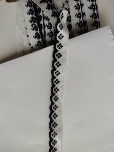 Zdjęcie oferty: Tasiemka , krajka biało czarna haft - wyprzedaż