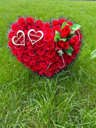Zdjęcie oferty: Stroik/wiązanka serce na pomnik , sztuczne kwiaty 