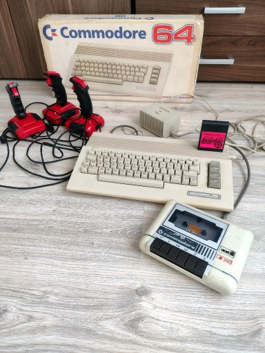 Zdjęcie oferty: Commodore 64C, box, zestaw