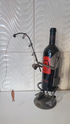 Zdjęcie oferty: Metalowy Stojak na wino wędkarz 38 cm + wino 