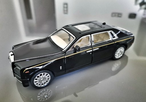 Zdjęcie oferty: Rolls-Royce Phantom, piękna limuzyna model 1:32, Led, dźwięk