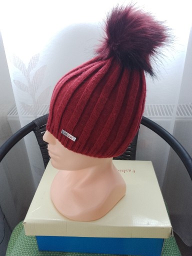 Zdjęcie oferty: Czapka damska z pomponem 