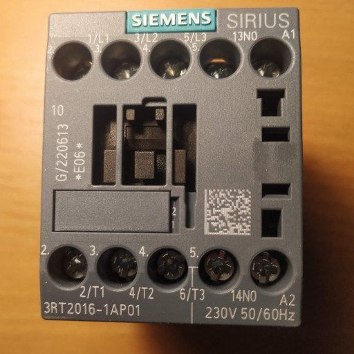 Zdjęcie oferty: Stycznik Siemens 3RT2016-1AP01