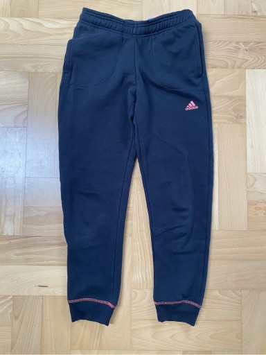 Zdjęcie oferty: Spodnie dresowe Adidas rozmiar 152