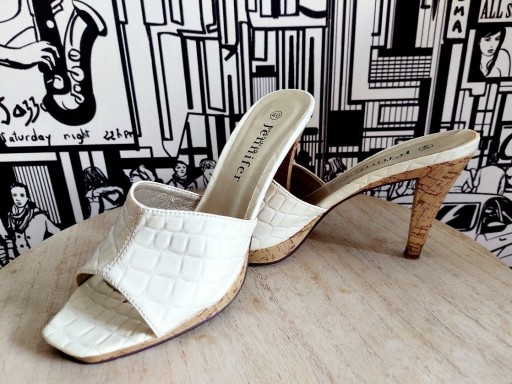 Zdjęcie oferty: Białe klapki sandały na obcasie słupku - 25,5 cm