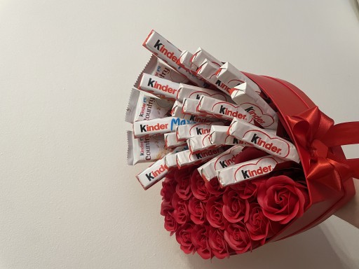 Zdjęcie oferty: Box z różami mydlanymi i słodkościami