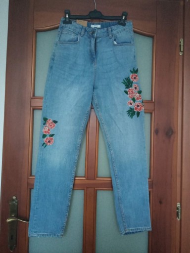 Zdjęcie oferty: Jasne jeansy z wysokim stanem i pięknym haftem - S