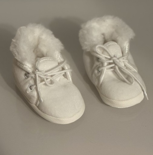 Zdjęcie oferty: Białe buciki niemowlęce z futerkiem