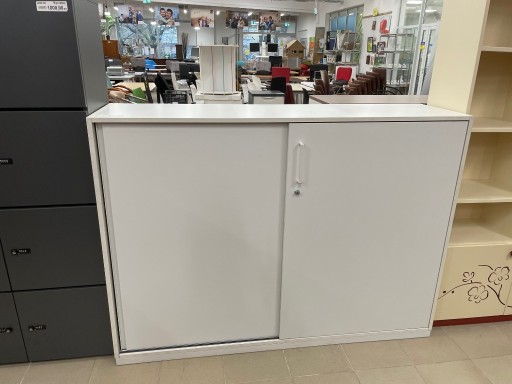 Zdjęcie oferty: Biała, szeroka, rozsuwana szafka z metalowymi półk