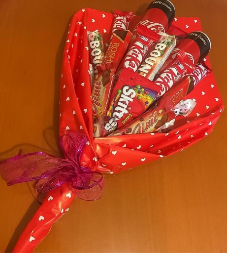 Zdjęcie oferty: Słodki bukiet KIT KAT, BOUNTY, SKITTLES  prezent 