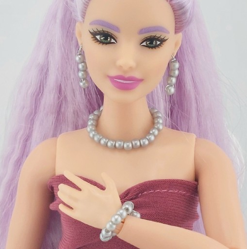 Zdjęcie oferty: Zestaw biżuterii dla lalek Barbie dziurki fabrycz.