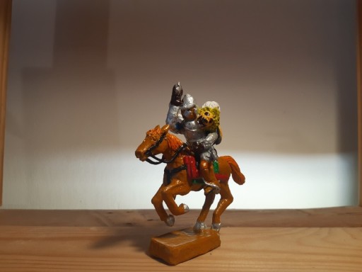 Zdjęcie oferty: Husarz z mieczem kawaleryjskim -figurka