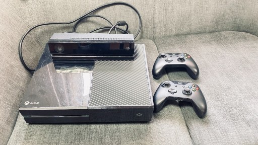 Zdjęcie oferty: Xbox one + 2 pady + kinect 