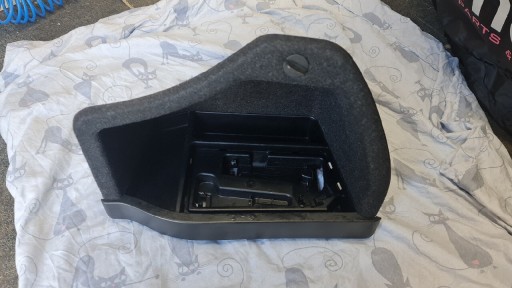 Zdjęcie oferty: Boczek bagaznika pokrywa akumulatora prawy BMW f30