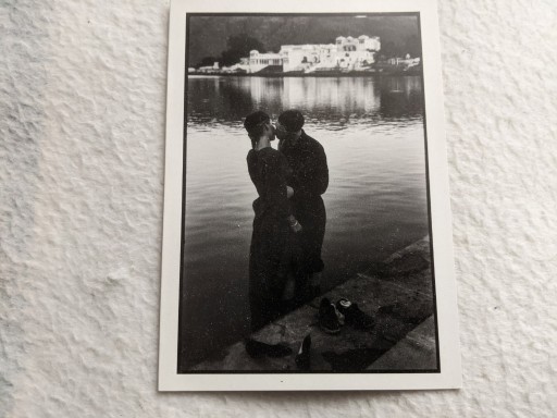 Zdjęcie oferty: Kartka romantyczna – pocałunek pary w jeziorze