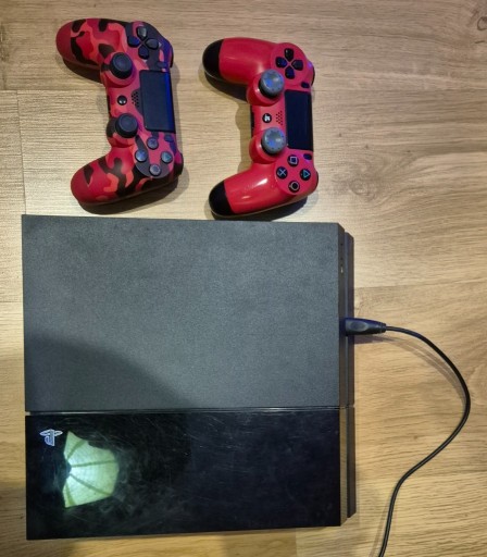 Zdjęcie oferty: MEGA ZESTAW! PS4, przewody, VR, kamerka, pady i 7 gier, ładowarka do padów 
