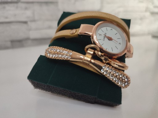 Zdjęcie oferty: Zegarek damski Carude z zawijanym beżowym paskiem