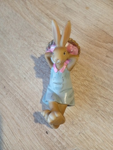 Zdjęcie oferty: Figurka zająca wielkanocnego – dekoracja zając z koszyczkiem (B91)