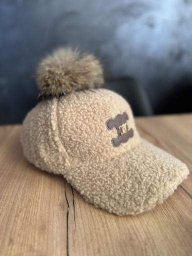 Zdjęcie oferty: Modna czapka zimowa baranek z daszkiem i pomponem brązowa jesień