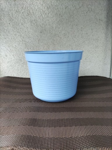 Zdjęcie oferty:  doniczka plastikowa niebieska paseczki 15 cm