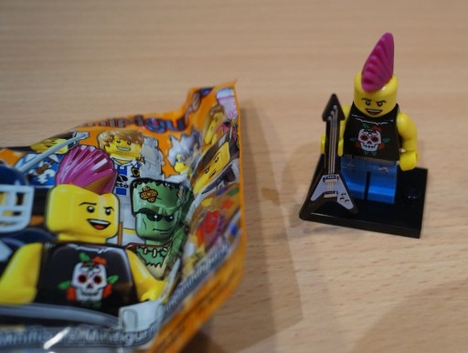 Zdjęcie oferty: Lego Minifigures seria 4 -Rocker,Gitarzysta col052