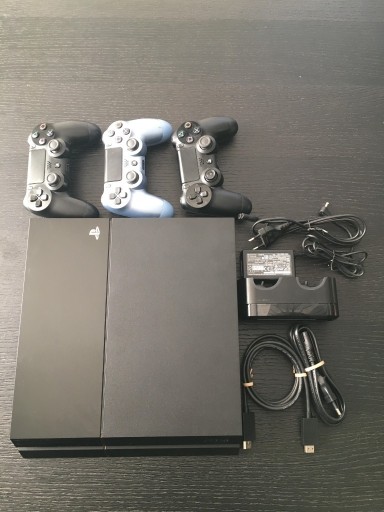 Zdjęcie oferty: PlayStation 4 + 3 pady z podstawką + 12 gier 