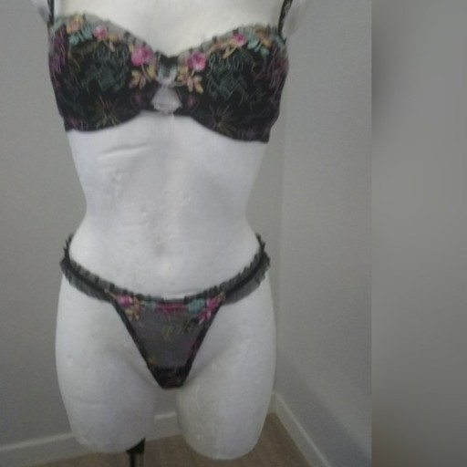 Zdjęcie oferty: Victoria's Secret komplet z stringami Cudo 