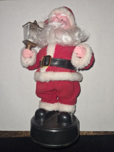 Zdjęcie oferty: Tańczący grający śpiewajacy Święty Mikołaj machający lampionem 