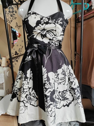 Zdjęcie oferty: Elegancka sukienka "S" z odkrytymi ramionami 