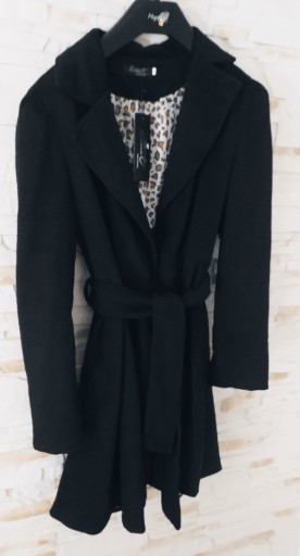 Zdjęcie oferty: Nowy płaszcz wiązany w kolorze czarnym 