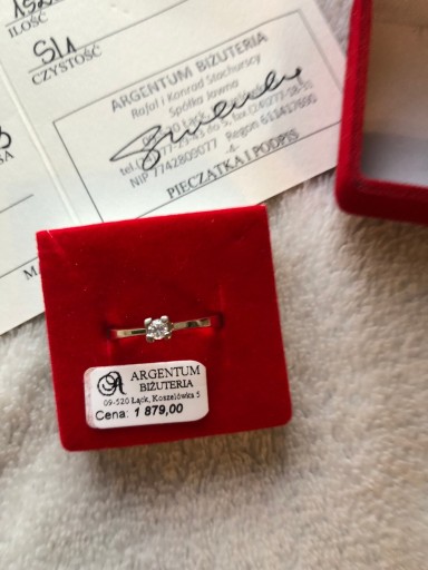 Zdjęcie oferty: Pierścionek zaręczynowy z brylantem