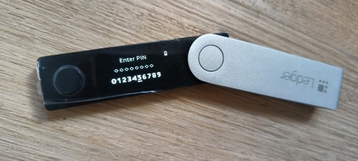 Zdjęcie oferty: Ledger Nano X 5A4C OS 2.2.3 pudełko kabel 24s PIN