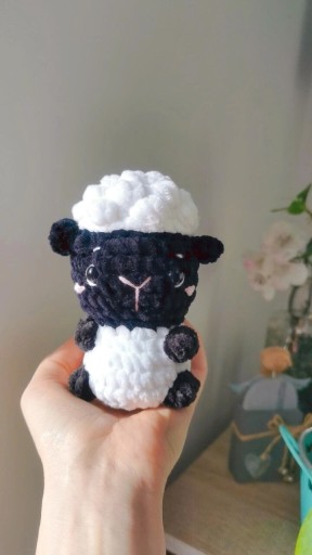 Zdjęcie oferty: Baranek, owieczka na szydełku, maskotka handmade 