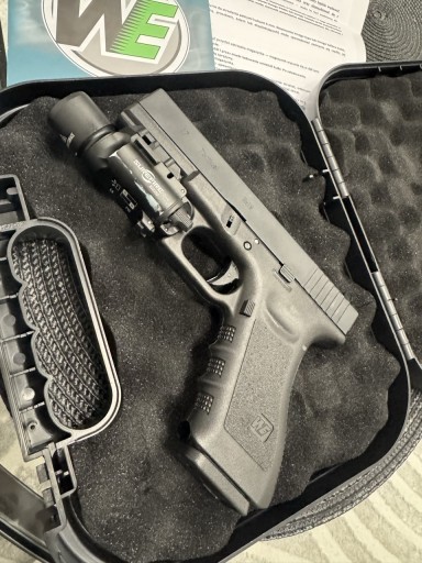 Zdjęcie oferty: Replika Glock 17 gen.4 WE + Walizka glock + Latarka Surefire
