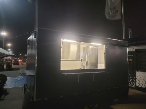 Zdjęcie oferty: Food Truck przyczepa gastronomiczna z rożnem.