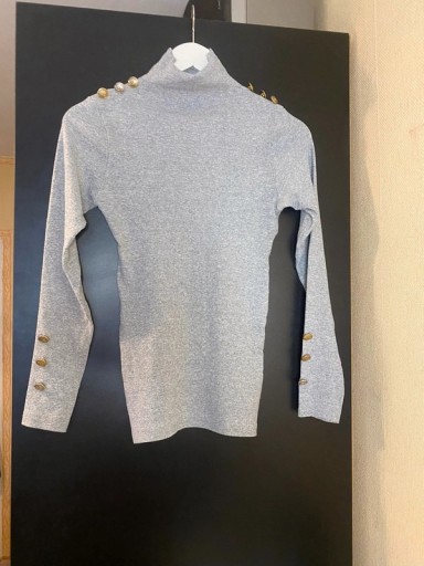 Zdjęcie oferty: Siwy szary prążkowany sweterek golf guziki butik