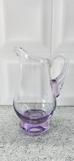 Zdjęcie oferty: Dzbanek szklany fioletowy mały dzbaneczek