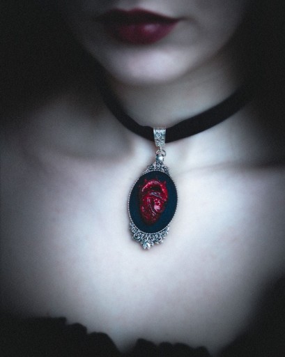 Zdjęcie oferty: Elegancki Gotycki Choker z Anatomicznym Sercem