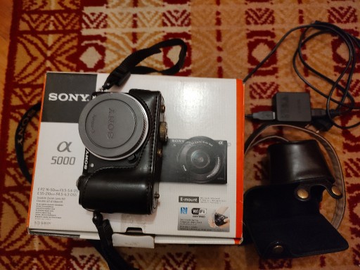 Zdjęcie oferty: Aparat Sony Alpha A5000 + ETUI / JAK NOWY