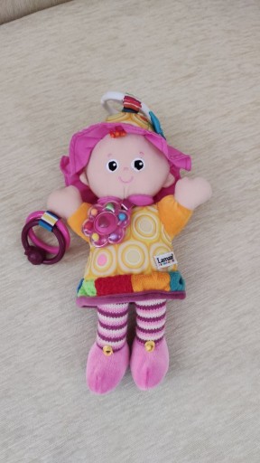 Zdjęcie oferty: TOMY LAMAZE ZAWIESZKA GRZECHOTKA LALKA EMILKA 7026